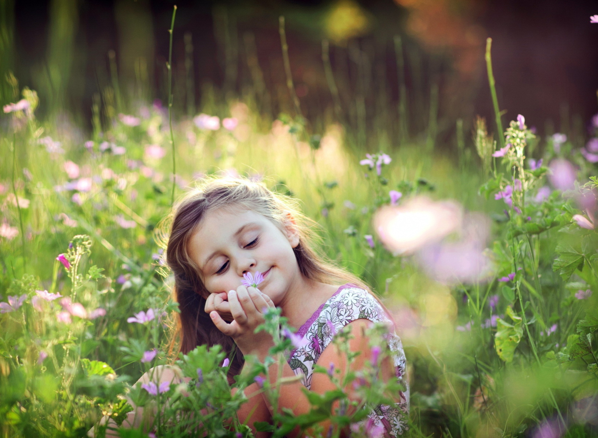 Fondo de pantalla Little Girl Enjoying Nature 1920x1408