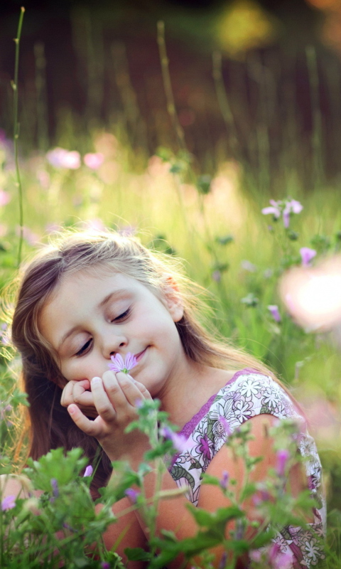 Sfondi Little Girl Enjoying Nature 480x800