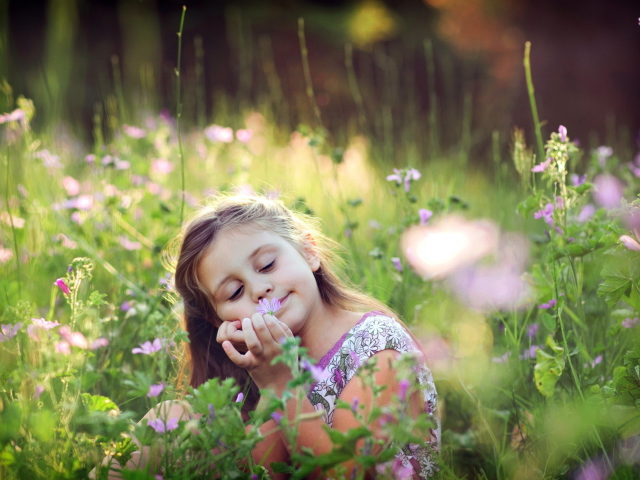 Sfondi Little Girl Enjoying Nature 640x480