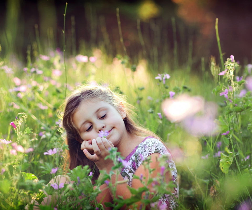 Обои Little Girl Enjoying Nature 960x800