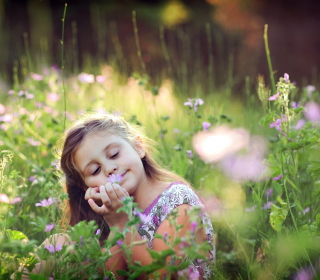 Little Girl Enjoying Nature - Obrázkek zdarma pro 1024x1024