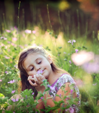 Little Girl Enjoying Nature - Obrázkek zdarma pro Nokia 5230 Nuron