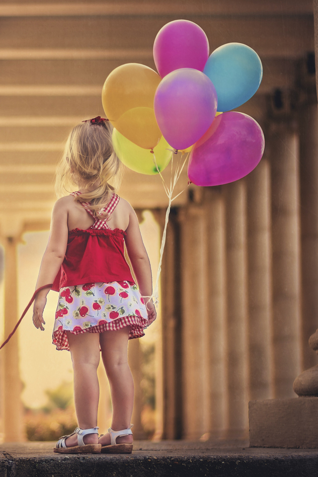 Fondo de pantalla Little Girl With Colorful Balloons 640x960