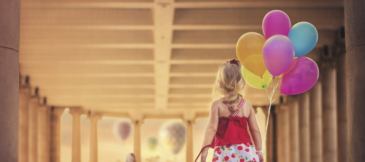 Das Little Girl With Colorful Balloons Wallpaper 720x320