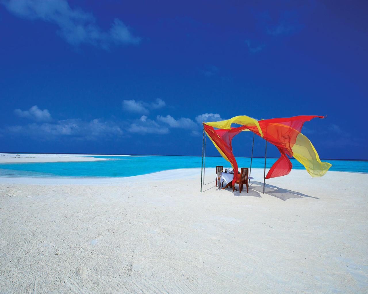 Screenshot №1 pro téma White Harp Beach Hotel, Hulhumale, Maldives 1280x1024