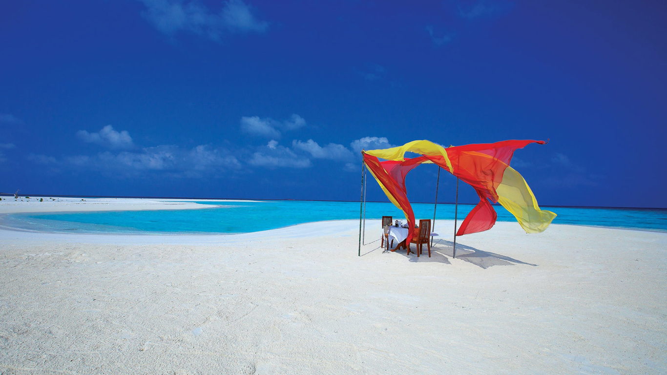 Sfondi White Harp Beach Hotel, Hulhumale, Maldives 1366x768