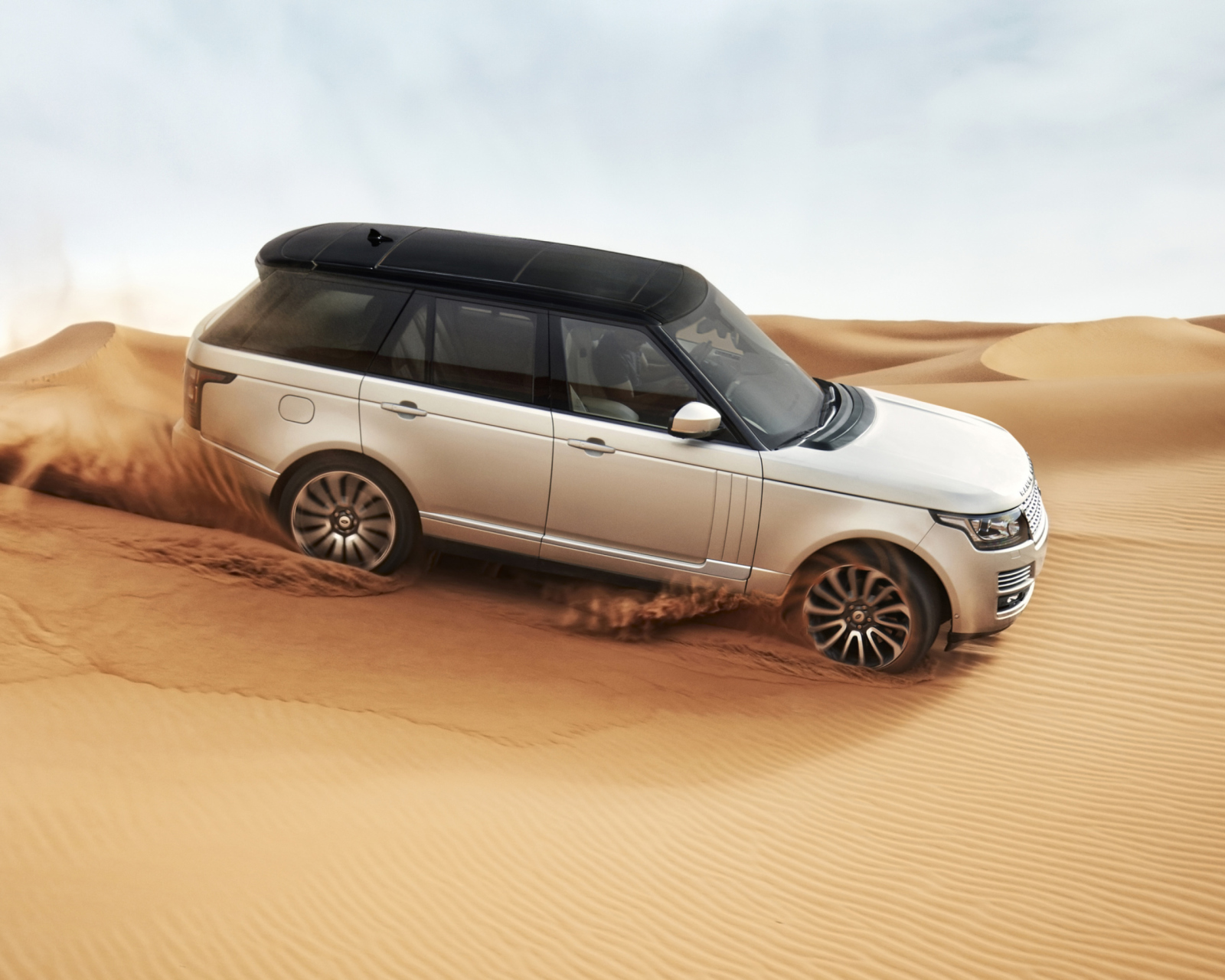 Sfondi Range Rover In Desert 1600x1280