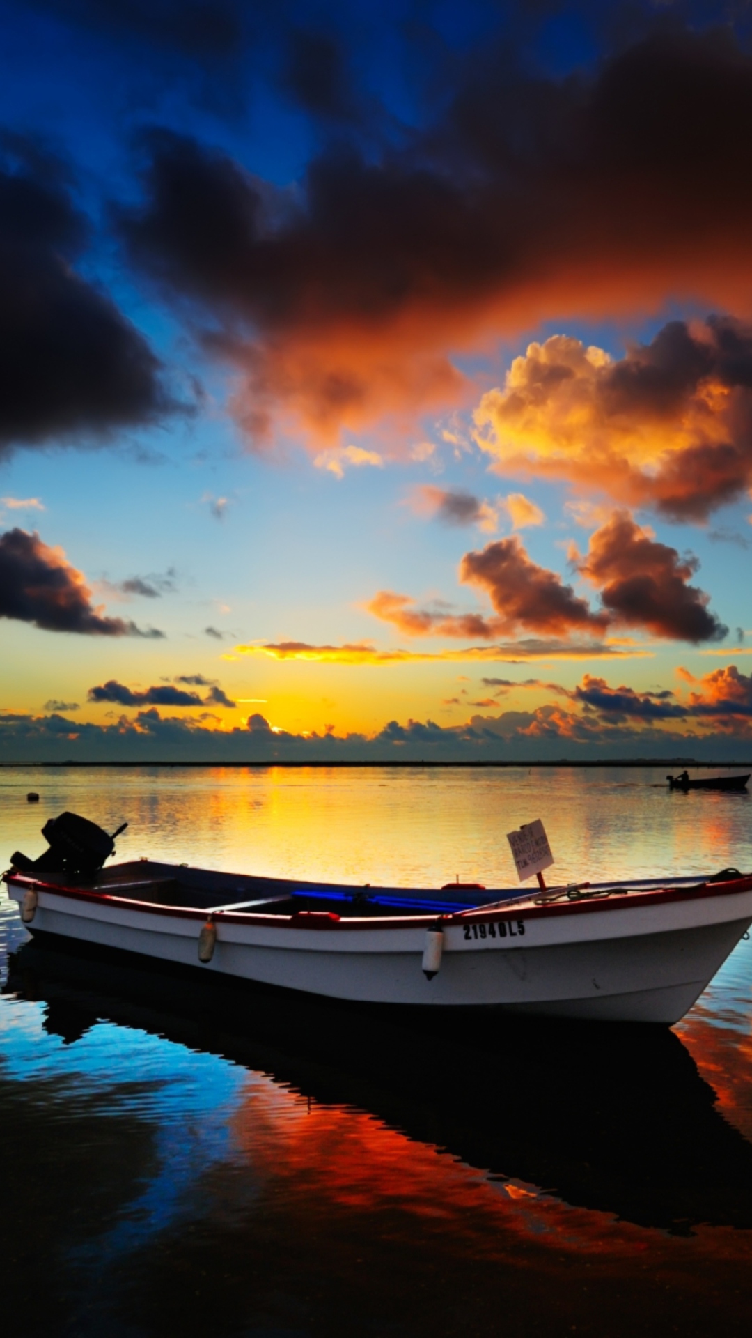Sfondi Boat In Sea At Sunset 1080x1920