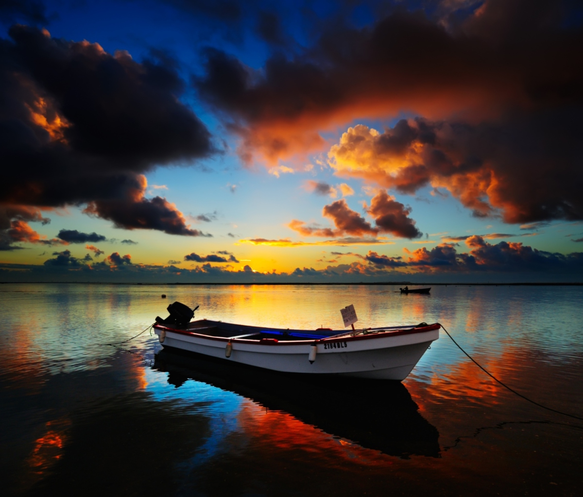 Обои Boat In Sea At Sunset 1200x1024