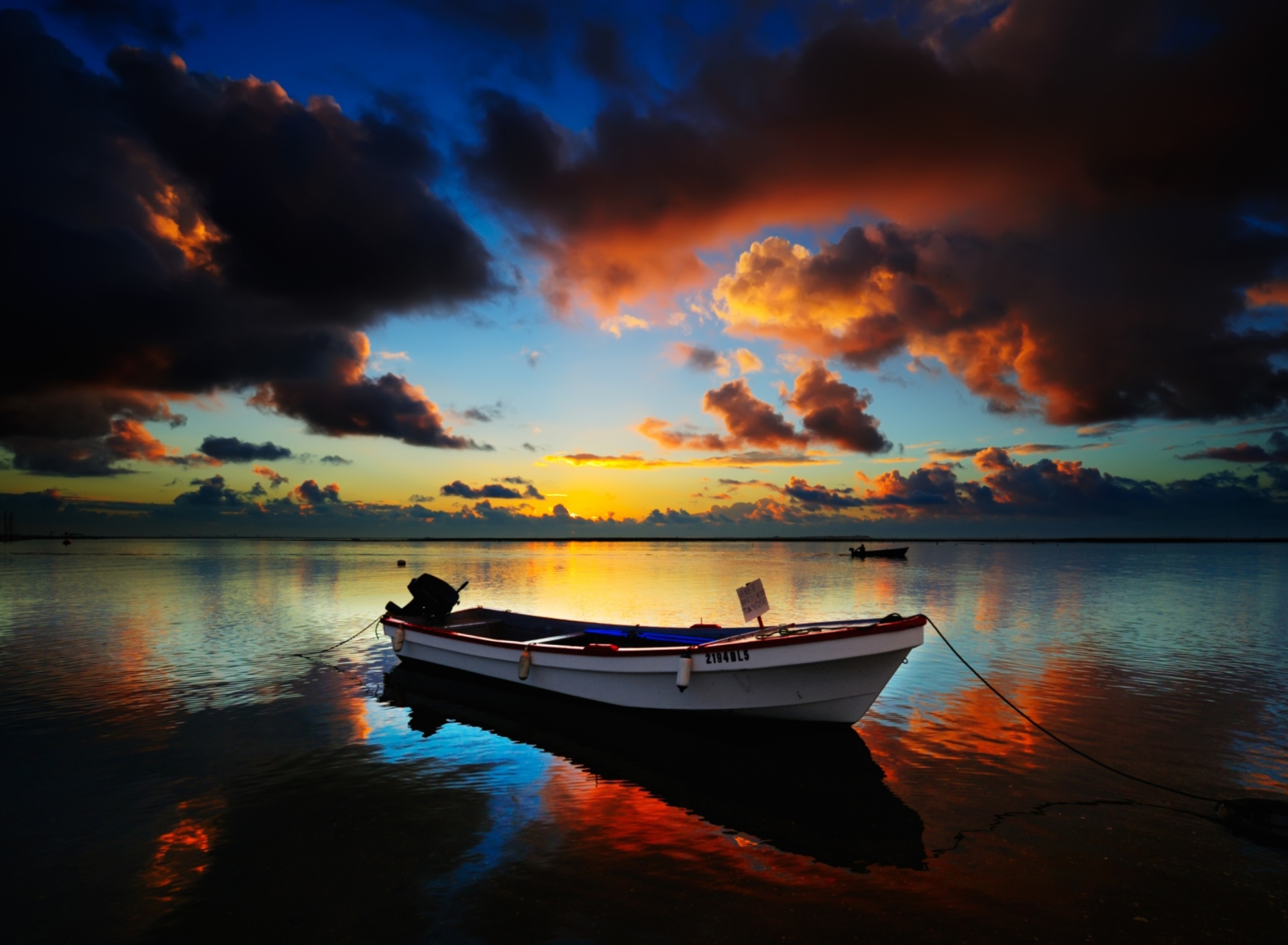 Обои Boat In Sea At Sunset 1920x1408