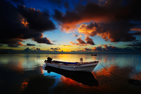 Fondo de pantalla Boat In Sea At Sunset 480x320