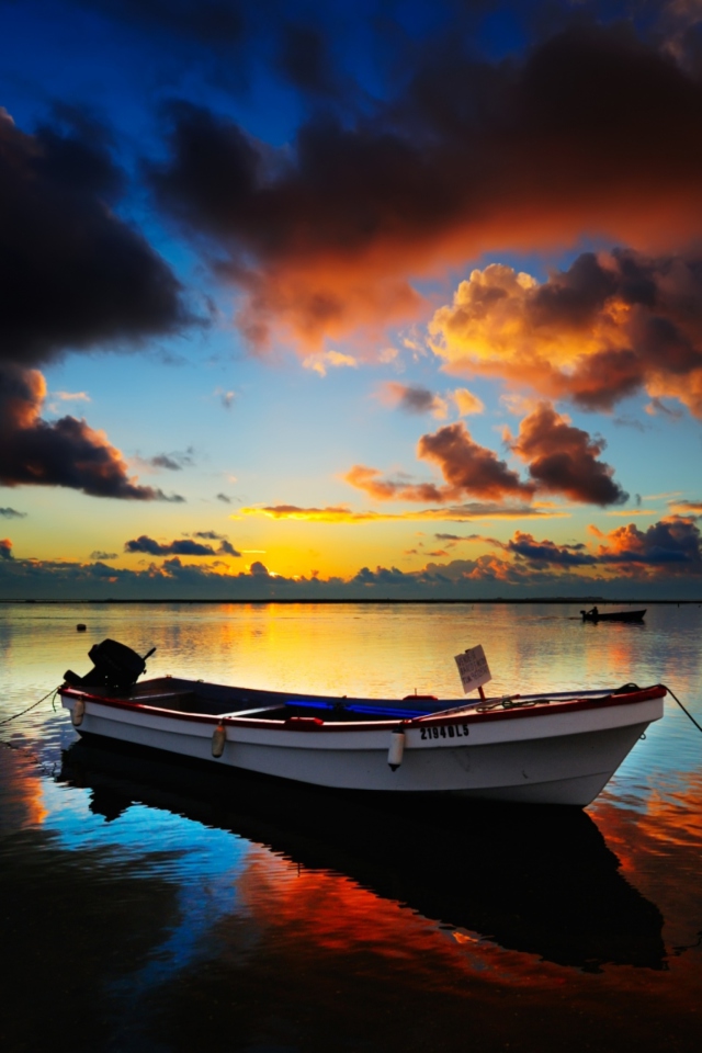 Das Boat In Sea At Sunset Wallpaper 640x960