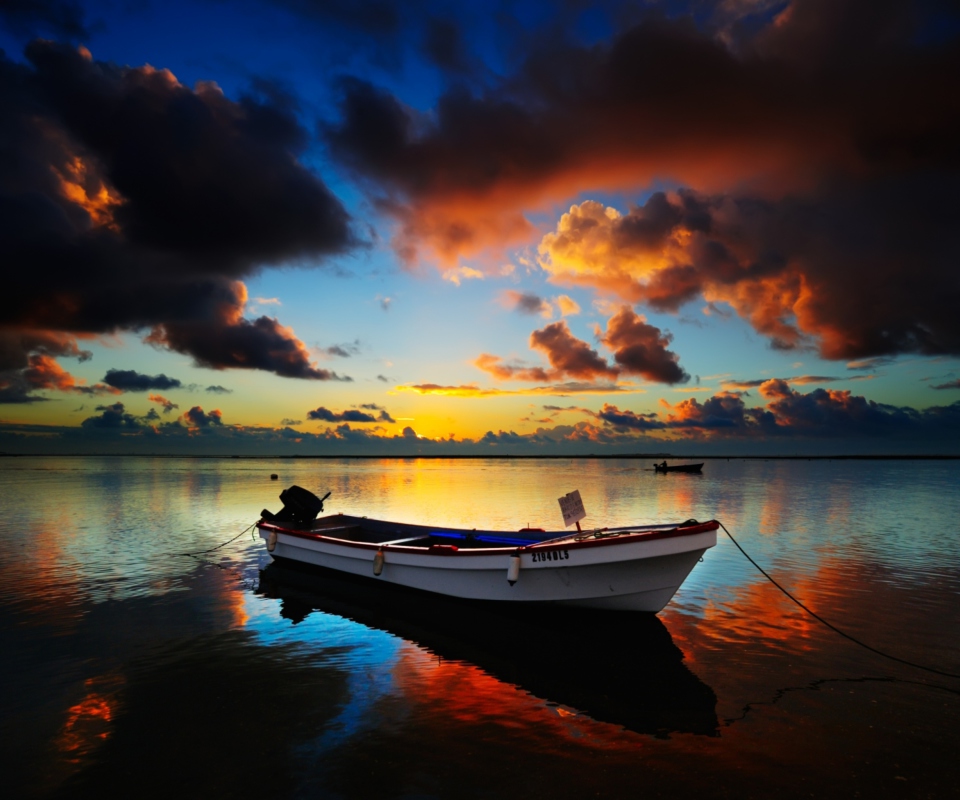 Das Boat In Sea At Sunset Wallpaper 960x800