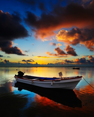 Kostenloses Boat In Sea At Sunset Wallpaper für Nokia Asha 503