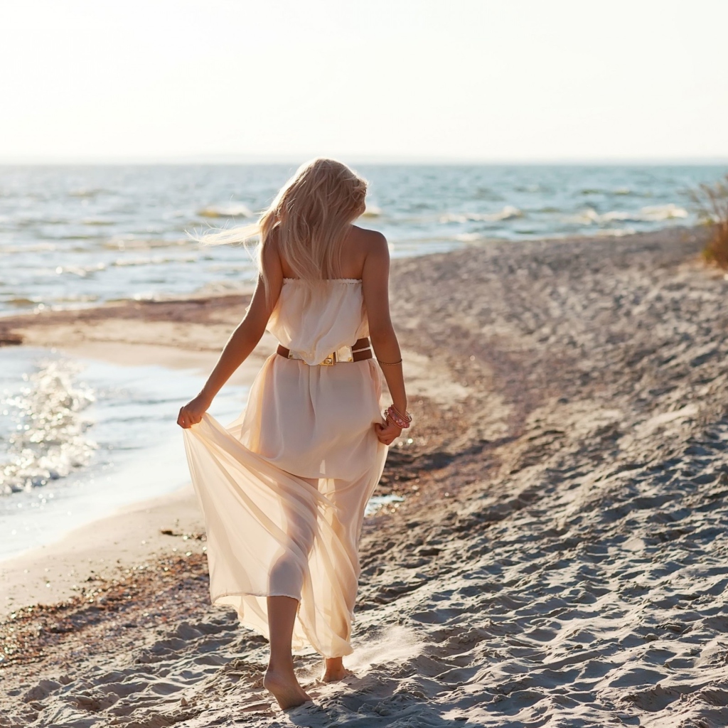 Sfondi Girl In White Dress On Beach 1024x1024