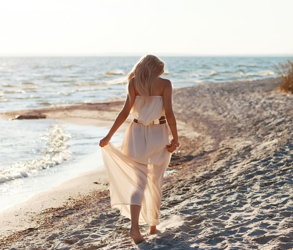 Fondo de pantalla Girl In White Dress On Beach 1200x1024