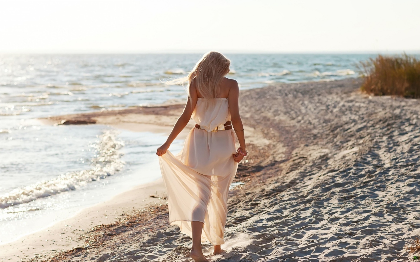 Обои Girl In White Dress On Beach 1440x900