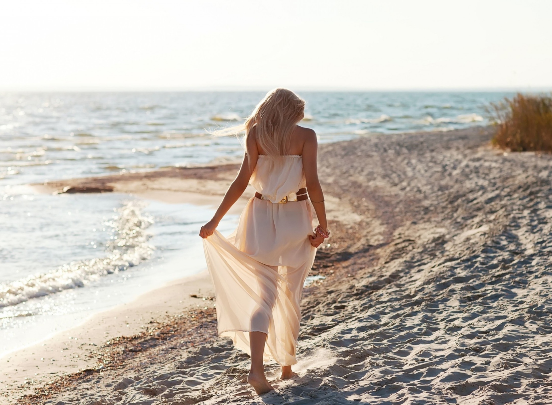Sfondi Girl In White Dress On Beach 1920x1408