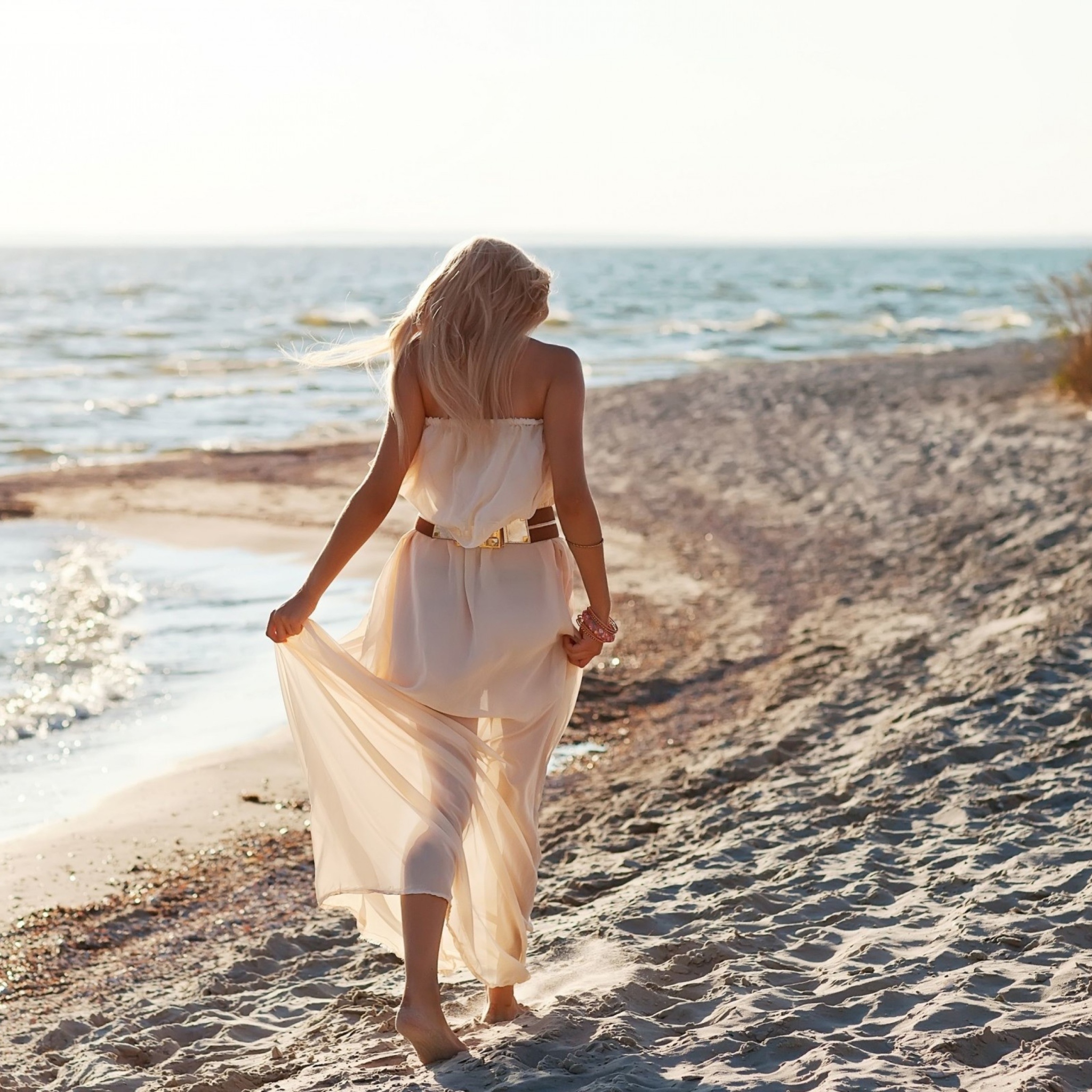 Fondo de pantalla Girl In White Dress On Beach 2048x2048
