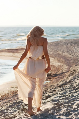 Sfondi Girl In White Dress On Beach 320x480