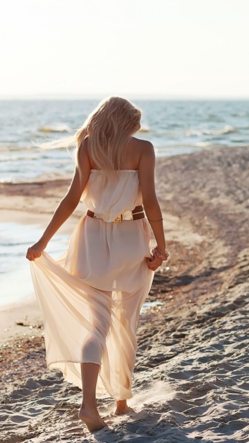 Sfondi Girl In White Dress On Beach 360x640