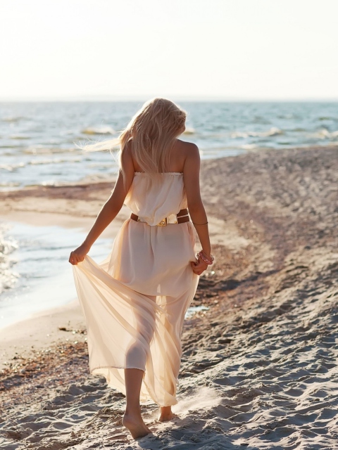 Sfondi Girl In White Dress On Beach 480x640