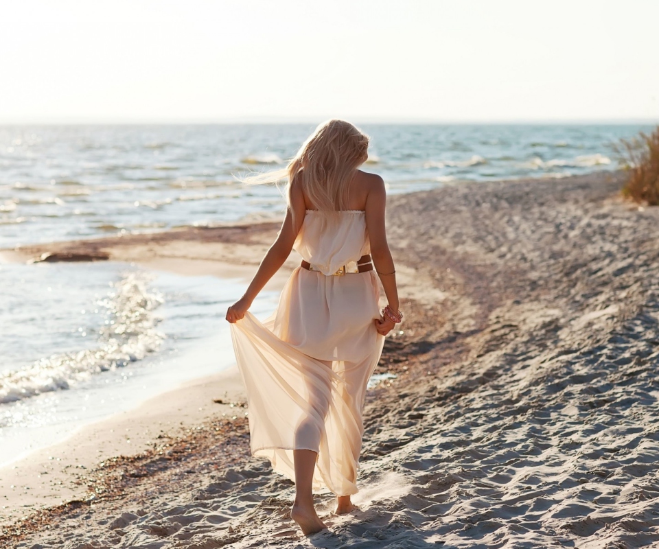 Fondo de pantalla Girl In White Dress On Beach 960x800