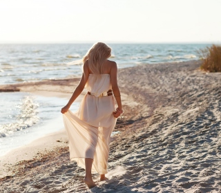 Kostenloses Girl In White Dress On Beach Wallpaper für iPad Air