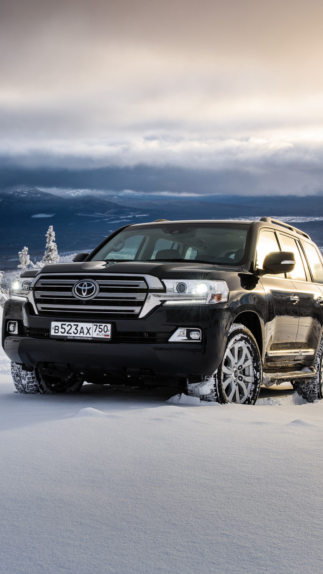 Обои Toyota, Land Cruiser 200 in Snow 1080x1920