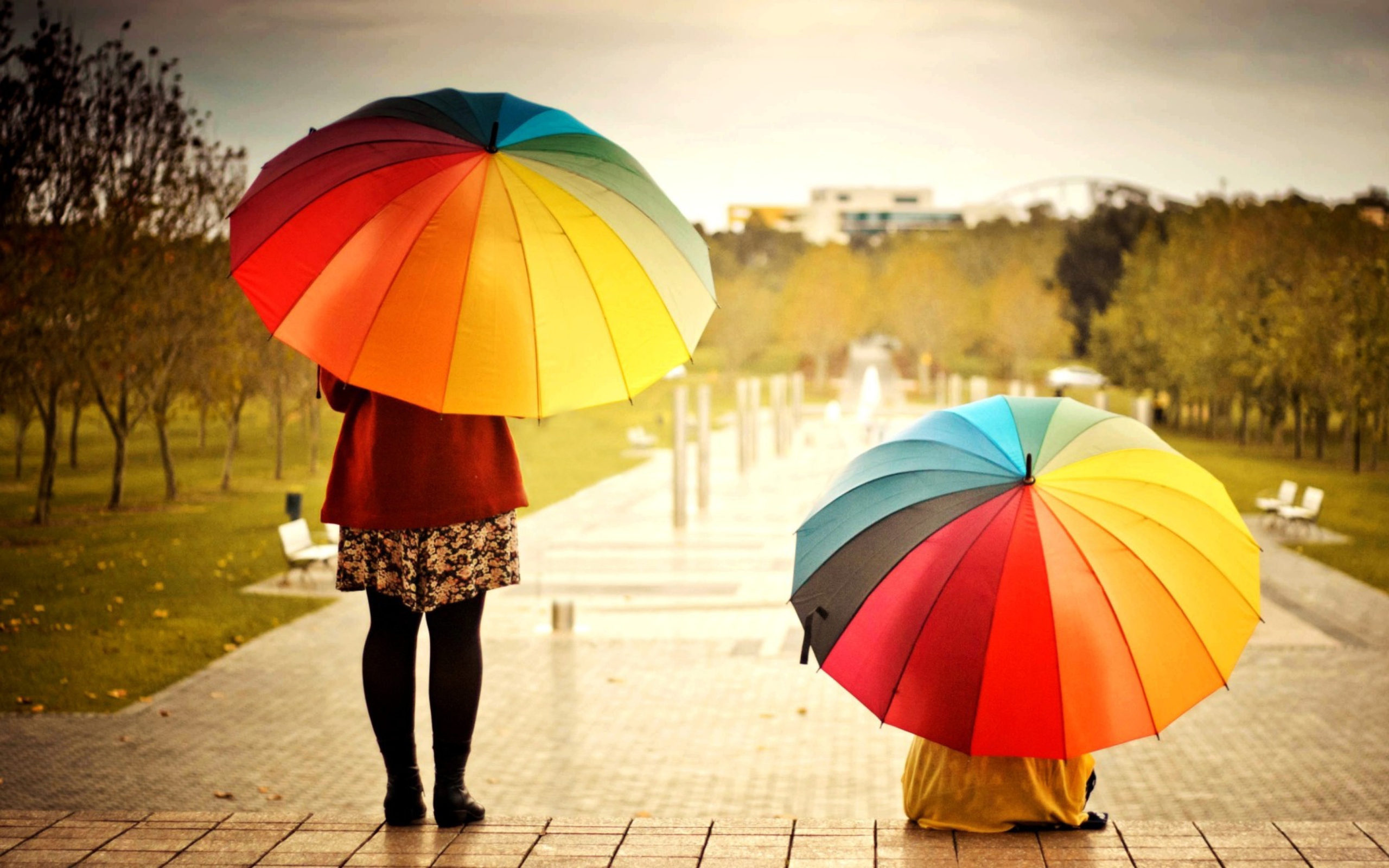 Screenshot №1 pro téma Girl With Rainbow Umbrella 2560x1600