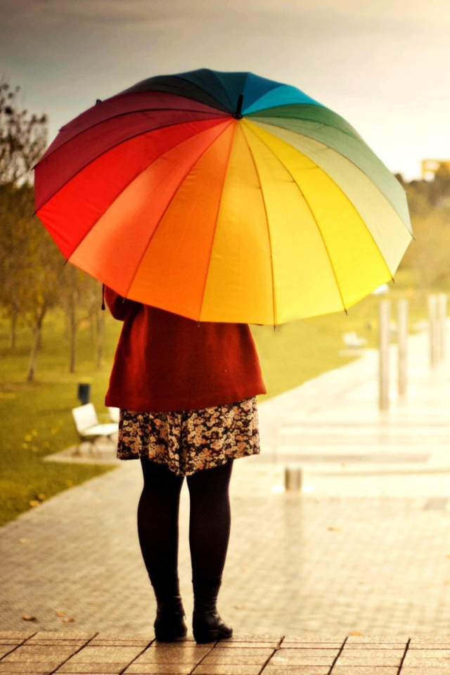 Das Girl With Rainbow Umbrella Wallpaper 640x960