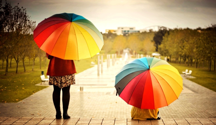 Das Girl With Rainbow Umbrella Wallpaper