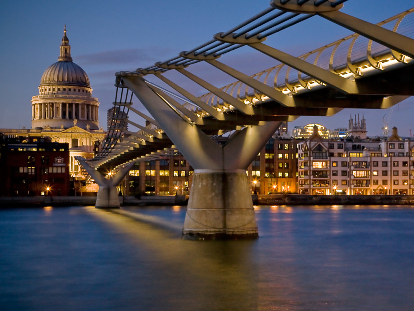 St Paul Cathedral And Millennium Bridge screenshot #1 1600x1200