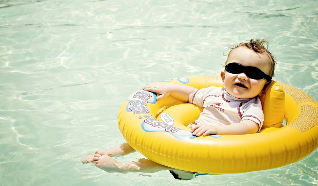 Fondo de pantalla Cute Baby Boy Having Fun In Pool 1024x600