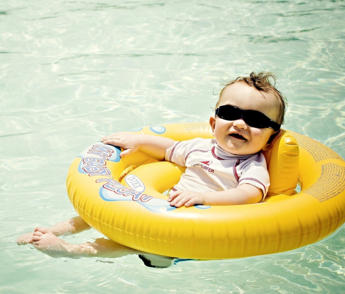 Обои Cute Baby Boy Having Fun In Pool 1200x1024