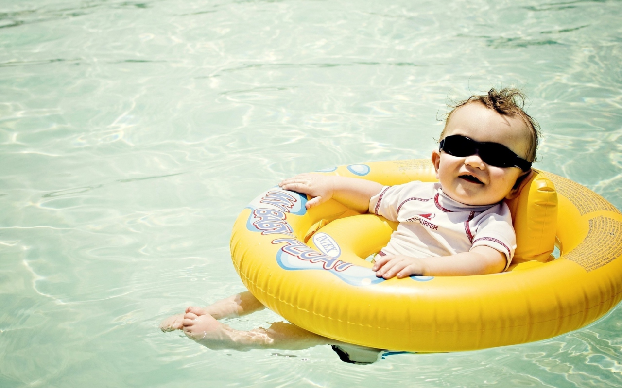 Das Cute Baby Boy Having Fun In Pool Wallpaper 1280x800