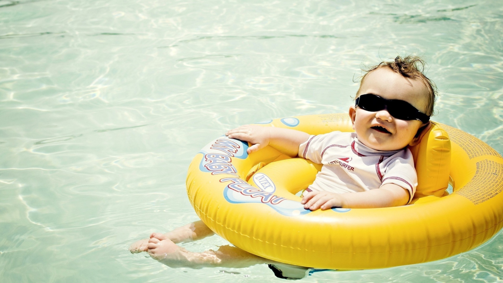 Fondo de pantalla Cute Baby Boy Having Fun In Pool 1600x900
