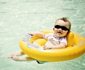 Das Cute Baby Boy Having Fun In Pool Wallpaper 176x144