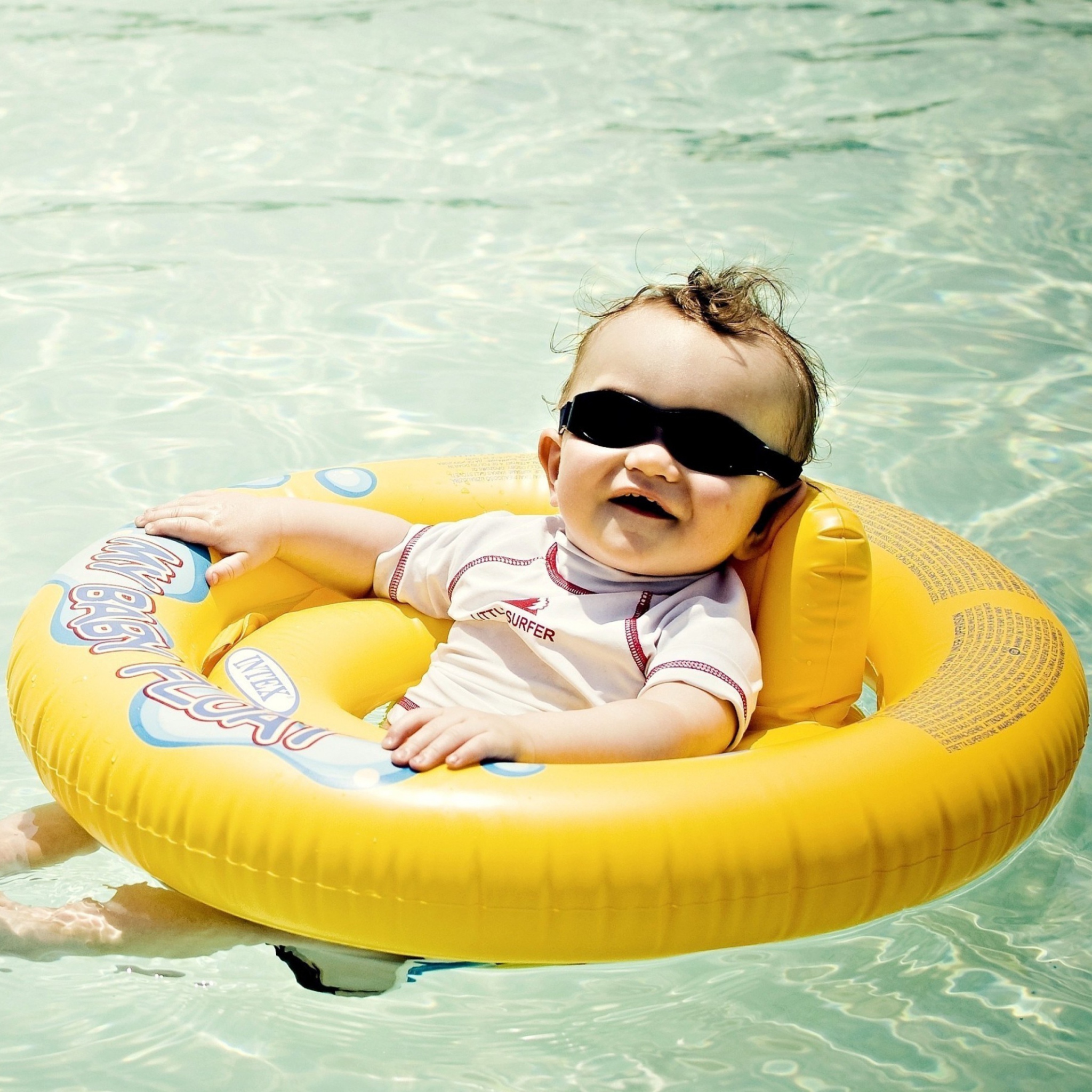 Sfondi Cute Baby Boy Having Fun In Pool 2048x2048