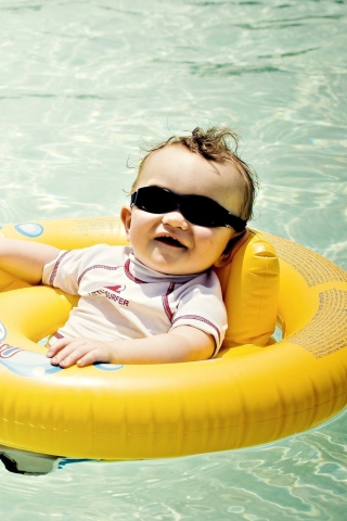 Das Cute Baby Boy Having Fun In Pool Wallpaper 320x480