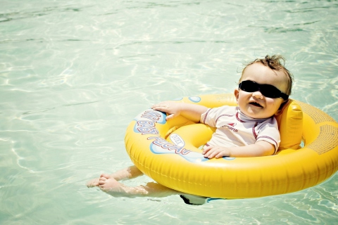 Das Cute Baby Boy Having Fun In Pool Wallpaper 480x320