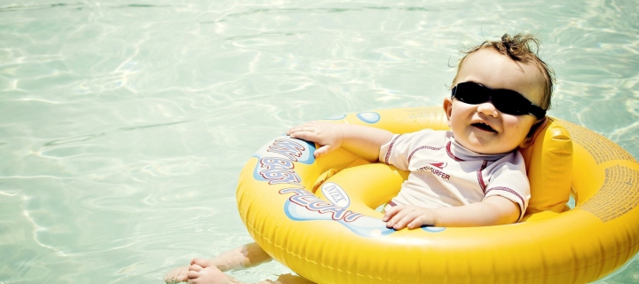 Das Cute Baby Boy Having Fun In Pool Wallpaper 720x320