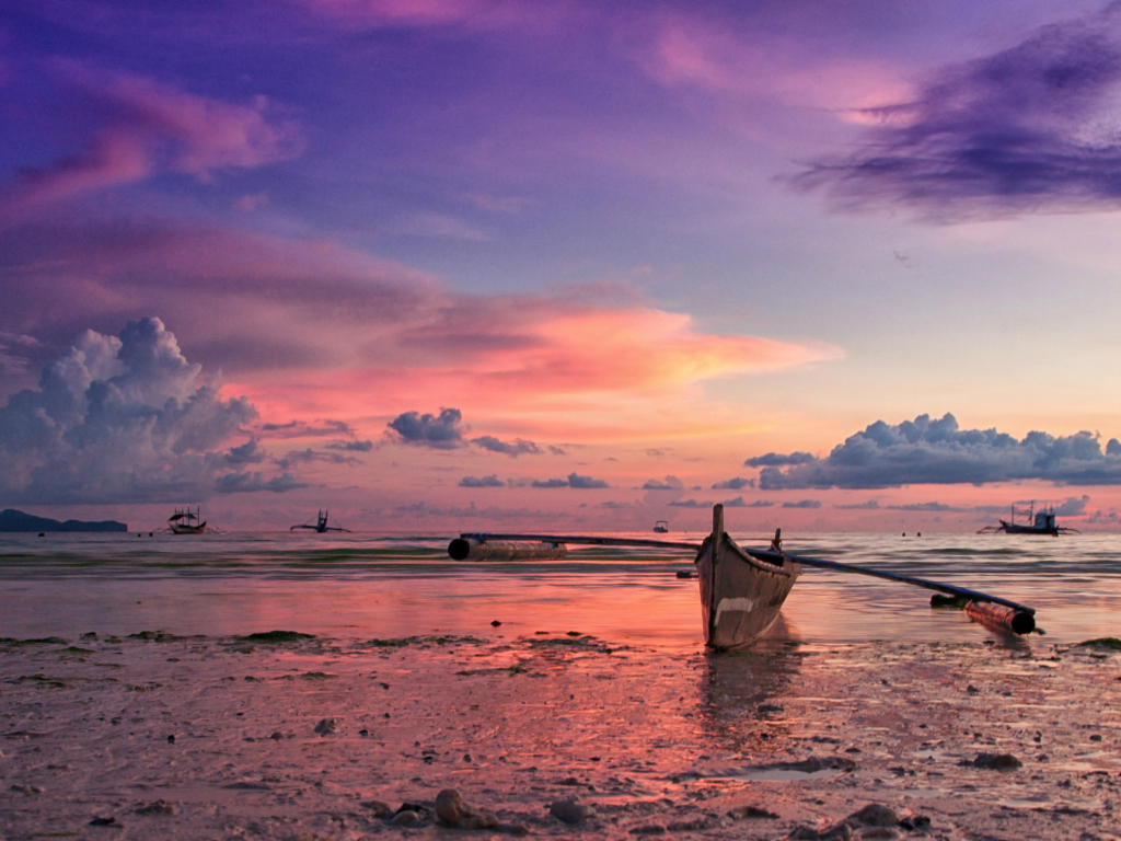 Обои Pink Sunset And Boat At Beach In Philippines 1024x768