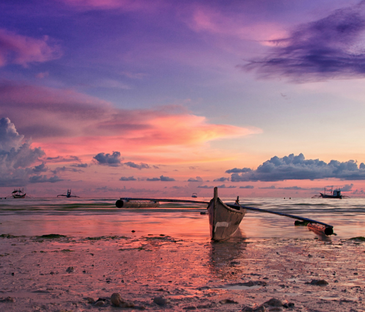 Fondo de pantalla Pink Sunset And Boat At Beach In Philippines 1200x1024