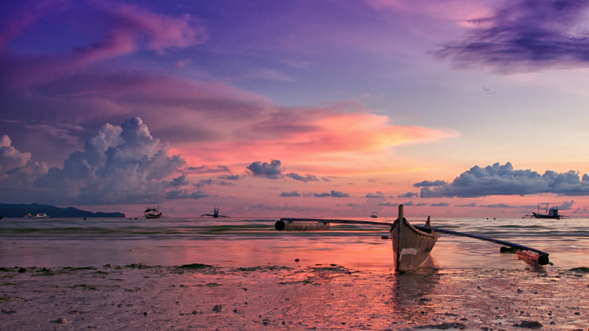 Fondo de pantalla Pink Sunset And Boat At Beach In Philippines 1920x1080