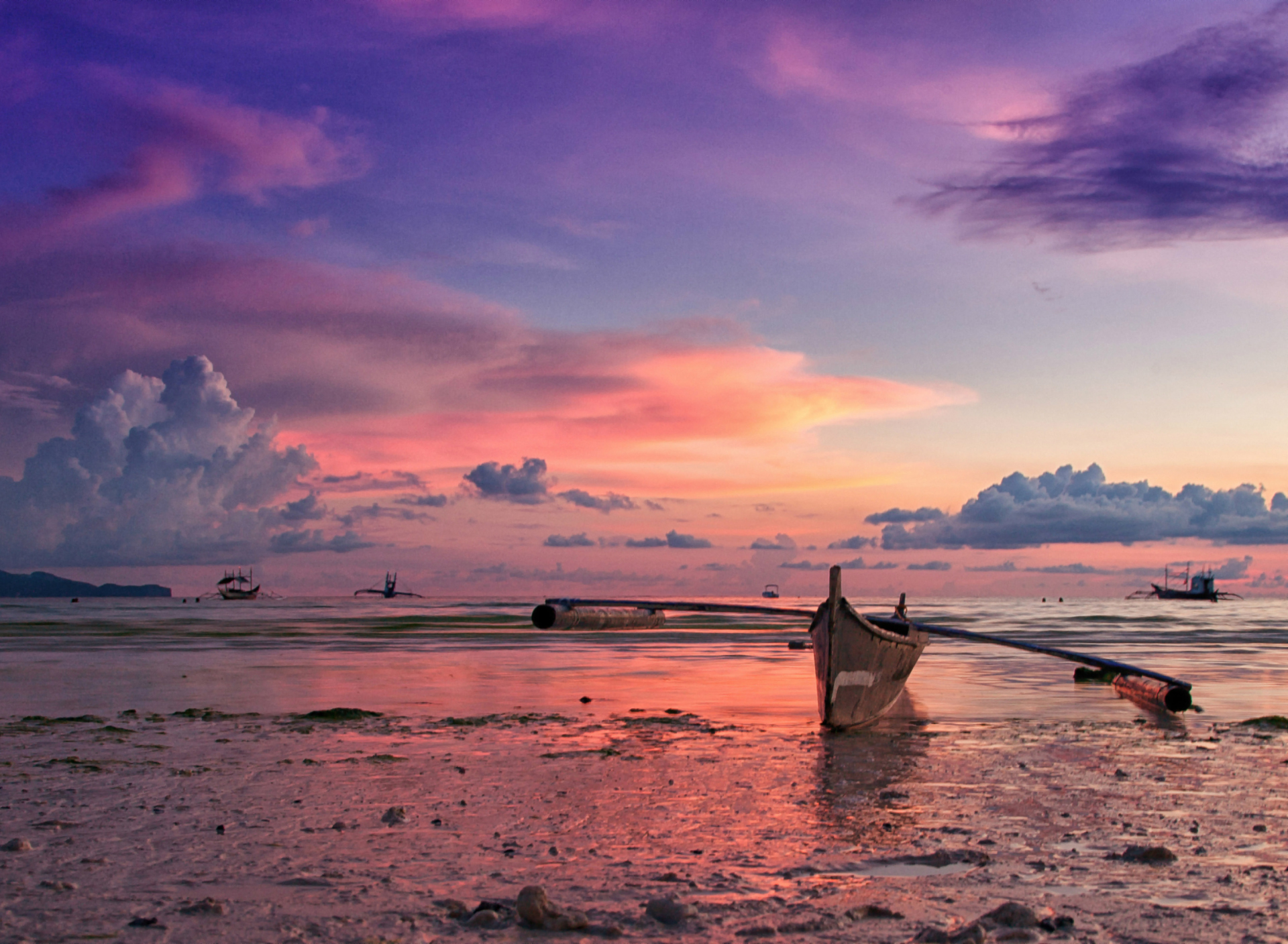 Sfondi Pink Sunset And Boat At Beach In Philippines 1920x1408