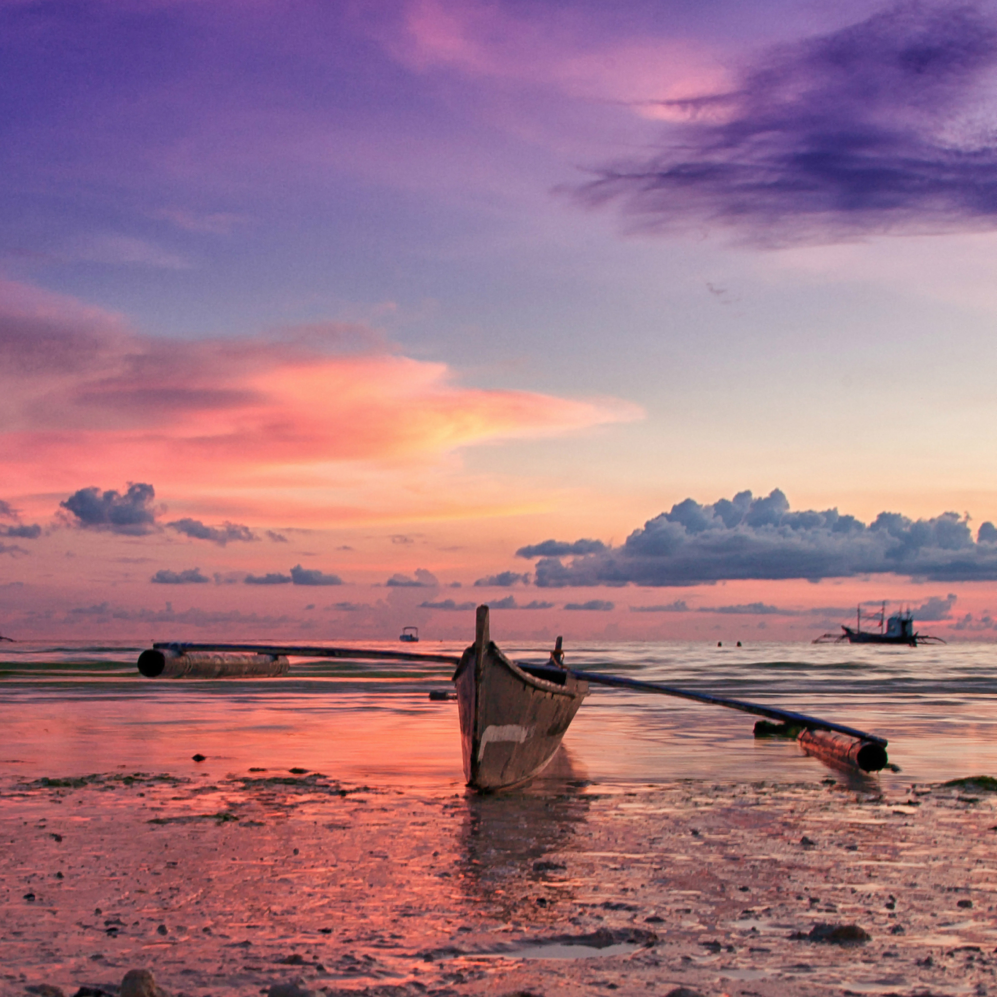 Fondo de pantalla Pink Sunset And Boat At Beach In Philippines 2048x2048