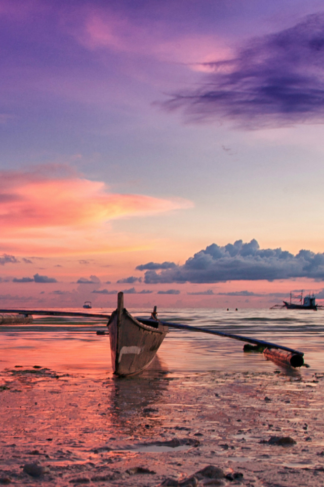 Fondo de pantalla Pink Sunset And Boat At Beach In Philippines 640x960