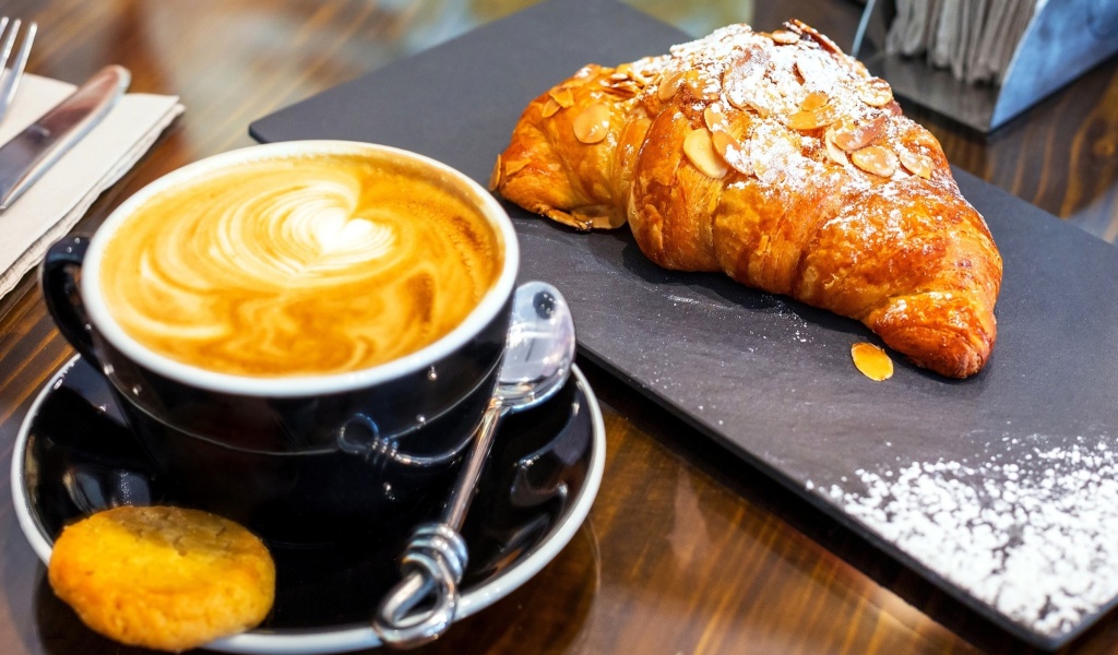 Обои Croissant and cappuccino 1024x600