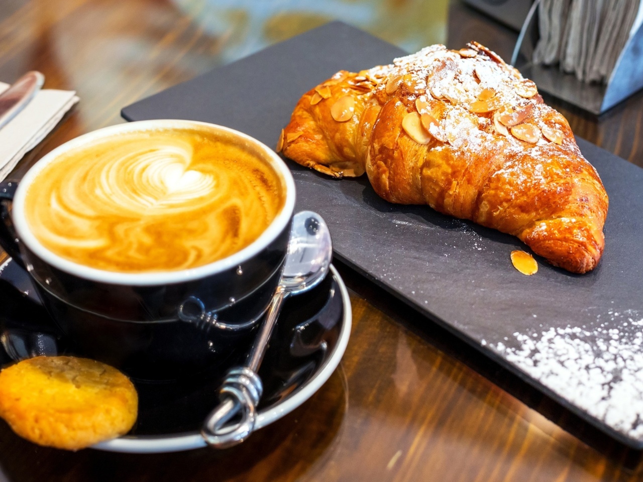 Croissant and cappuccino wallpaper 1280x960